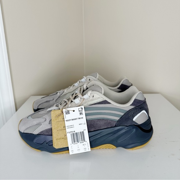 NWB Yeezy Boost 700 V2 - Picture 7 of 11